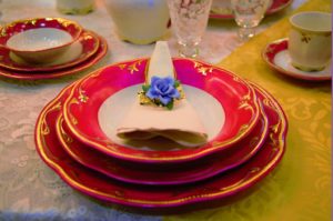 Purpura Rubino dinnerware set with napkin holders